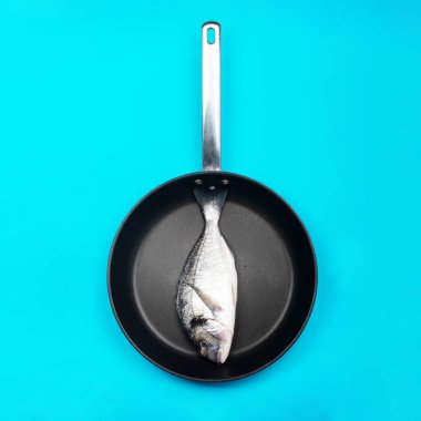 Bir tavada taze balık dorado.