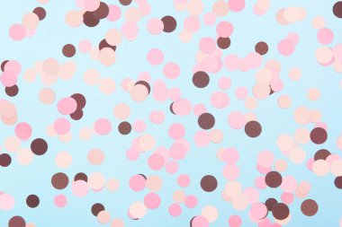 Nane mavisi dokulu arka plan üzerinde soyut çok renkli konfeti. Pastel polka nokta doku.