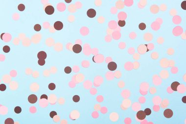 Nane mavisi dokulu arka plan üzerinde soyut çok renkli konfeti. Pastel polka nokta doku.