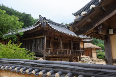 Confucianist köyü Kore kiremit çatılı evi