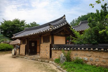 Confucianist köyü Kore kiremit çatılı evi