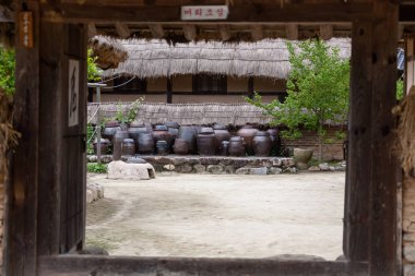Confucianist köyü Kore kiremit çatılı evi