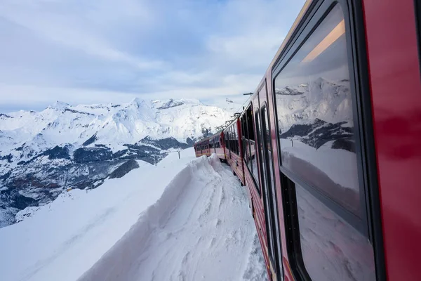 スイス連邦共和国の雪の降る寒い駅 — ストック写真