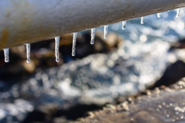 Kış Denizi'nin soğuk buz saçağı