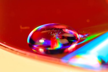 cd plaka üzerinde ışık ve Su damlacıkları