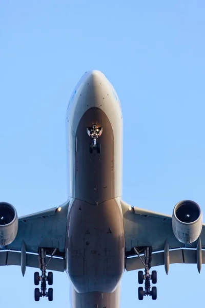 Un avión volando sobre el cielo — Foto de Stock