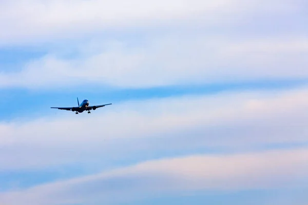 A plane flying over the sky — Stock Photo, Image