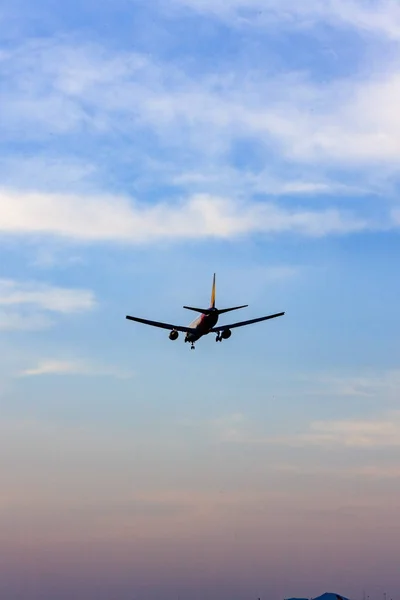 Ein Flugzeug, das über den Himmel fliegt lizenzfreie Stockfotos