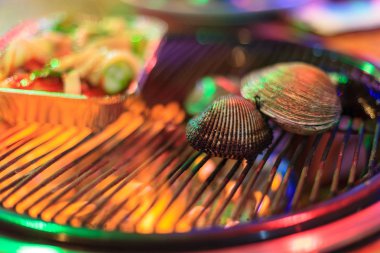 Batı Denizi içinde kavrulmuş ve terbiyeli kabuklu deniz ürünleri