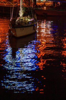 gece ortasına yerleşmiş bir yat