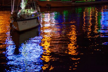 gece ortasına yerleşmiş bir yat
