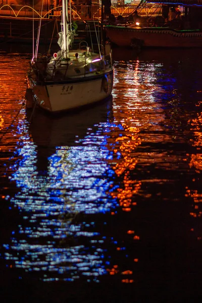 Eine Jacht ließ sich mitten in der Nacht nieder Stockbild