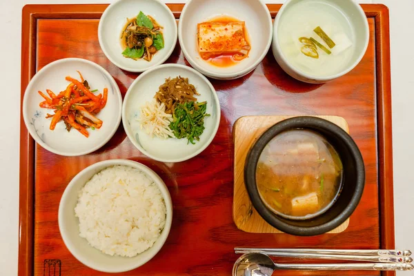 Ein Tisch mit koreanischem Essen — Stockfoto