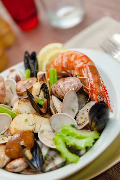 Свіжі та смачні страви з морепродуктів — стокове фото