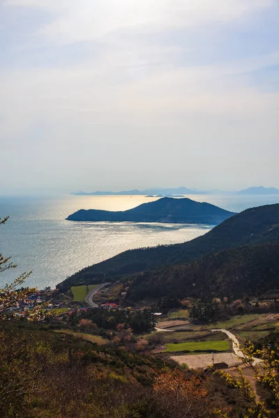 La chute de la belle mer de l'île Cheongsan — Photo