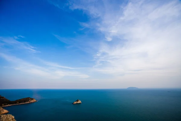 Mar azul e ilha — Fotografia de Stock