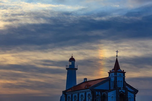 Gyönyörű naplemente és a tenger katolikus templom — Stock Fotó