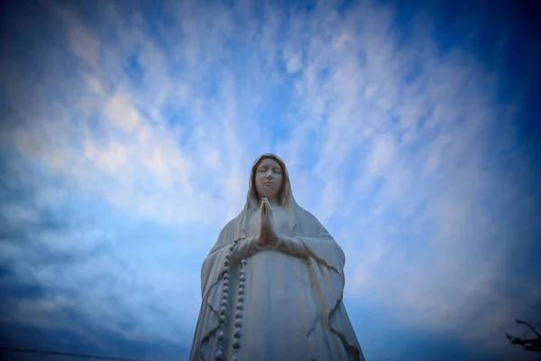 St. Mary's ve gökyüzü