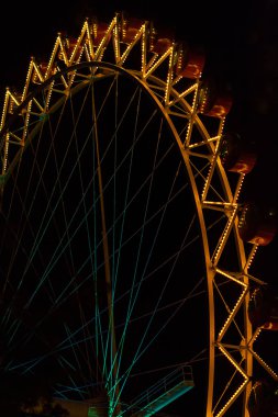 bir eğlence parkı dönme dolap