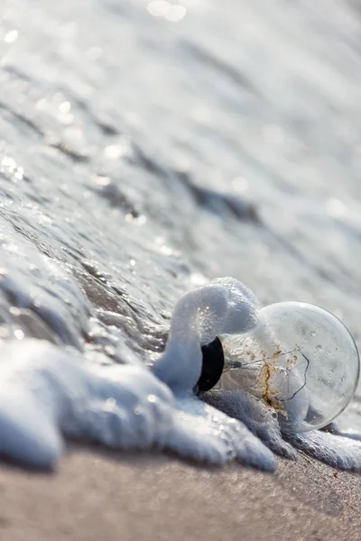 The sea, the light bulb and the thought. — Stock Photo, Image