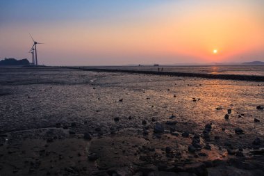 gün batımı ve Ansan'ın tandohang Limanı halkı.