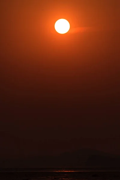 O pôr-do-sol e o povo do porto de tandohang de Ansan . — Fotografia de Stock