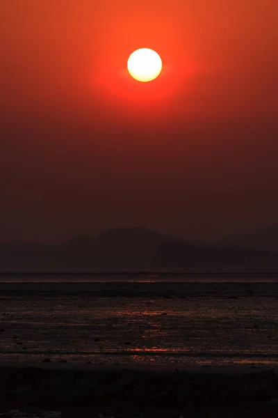 O pôr-do-sol e o povo do porto de tandohang de Ansan . — Fotografia de Stock