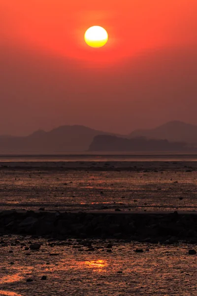 O pôr-do-sol e o povo do porto de tandohang de Ansan . — Fotografia de Stock