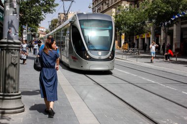 Kudüs İsrail 02 Mayıs 2018 öğleden sonra Kudüs'te Jaffa street tramvayda görünümünü