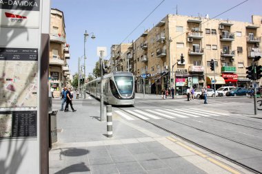 Kudüs İsrail 02 Mayıs 2018 öğleden sonra Kudüs'te Jaffa street tramvayda görünümünü