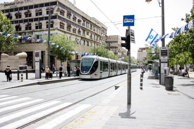 Kudüs İsrail 02 Mayıs 2018 öğleden sonra Kudüs'te Jaffa street tramvayda görünümünü