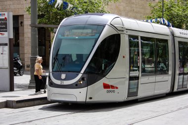 Kudüs İsrail 02 Mayıs 2018 öğleden sonra Kudüs'te Jaffa street tramvayda görünümünü