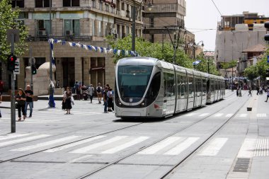 Kudüs İsrail 02 Mayıs 2018 öğleden sonra Kudüs'te Jaffa street tramvayda görünümünü