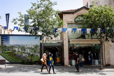 Kudüs'ün Yafa Caddesi'nde öğleden sonra Jerusalem İsrail 02 Mayıs 2018 bilinmeyenli insanlar