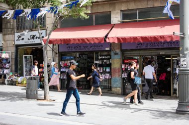 Kudüs'ün Yafa Caddesi'nde öğleden sonra Jerusalem İsrail 02 Mayıs 2018 bilinmeyenli insanlar
