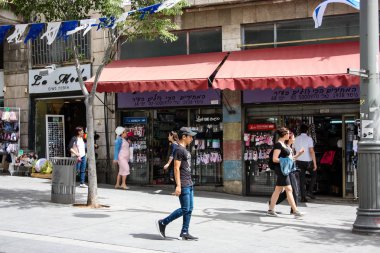 Kudüs'ün Yafa Caddesi'nde öğleden sonra Jerusalem İsrail 02 Mayıs 2018 bilinmeyenli insanlar