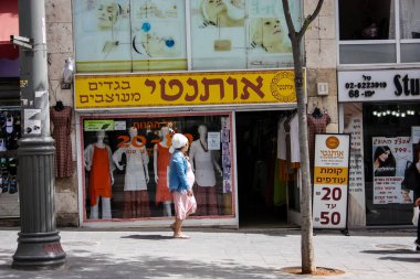 Kudüs'ün Yafa Caddesi'nde öğleden sonra Jerusalem İsrail 02 Mayıs 2018 bilinmeyenli insanlar