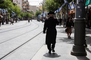 Kudüs'ün Yafa Caddesi'nde öğleden sonra Jerusalem İsrail 02 Mayıs 2018 bilinmeyenli insanlar