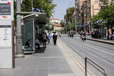 Kudüs'ün Yafa Caddesi'nde öğleden sonra Jerusalem İsrail 02 Mayıs 2018 bilinmeyenli insanlar