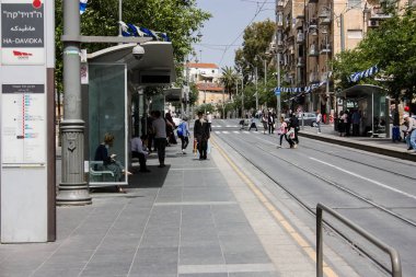 Kudüs'ün Yafa Caddesi'nde öğleden sonra Jerusalem İsrail 02 Mayıs 2018 bilinmeyenli insanlar