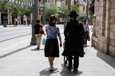Kudüs'ün Yafa Caddesi'nde öğleden sonra Jerusalem İsrail 02 Mayıs 2018 bilinmeyenli insanlar