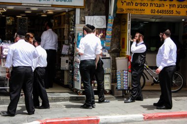 Kudüs'ün Yafa Caddesi'nde öğleden sonra Jerusalem İsrail 02 Mayıs 2018 bilinmeyenli insanlar