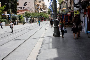 Kudüs'ün Yafa Caddesi'nde öğleden sonra Jerusalem İsrail 02 Mayıs 2018 bilinmeyenli insanlar