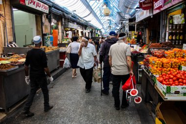 Jerusalem İsrail 02 Mayıs 2018 bilinmeyenli insanlar Kudüs'te Mahane Yehuda Pazar sabahı alışveriş