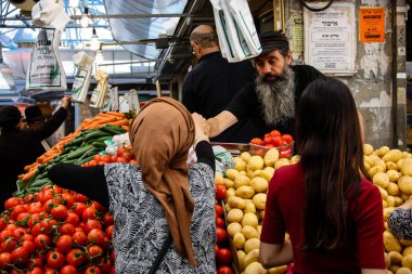 Jerusalem İsrail 02 Mayıs 2018 bilinmeyenli insanlar Kudüs'te Mahane Yehuda Pazar sabahı alışveriş