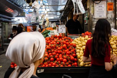 Jerusalem İsrail 02 Mayıs 2018 bilinmeyenli insanlar Kudüs'te Mahane Yehuda Pazar sabahı alışveriş
