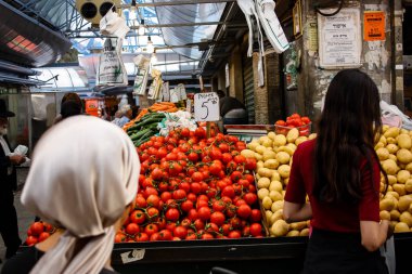 Jerusalem İsrail 02 Mayıs 2018 bilinmeyenli insanlar Kudüs'te Mahane Yehuda Pazar sabahı alışveriş