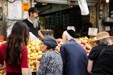 Jerusalem İsrail 02 Mayıs 2018 bilinmeyenli insanlar Kudüs'te Mahane Yehuda Pazar sabahı alışveriş