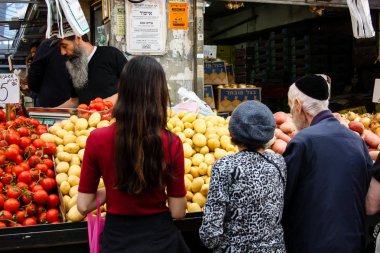 Jerusalem İsrail 02 Mayıs 2018 bilinmeyenli insanlar Kudüs'te Mahane Yehuda Pazar sabahı alışveriş