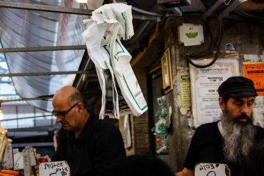 Jerusalem İsrail 02 Mayıs 2018 bilinmeyenli insanlar Kudüs'te Mahane Yehuda Pazar sabahı alışveriş